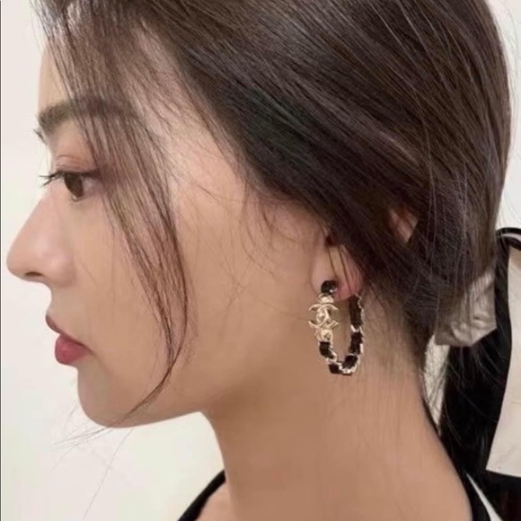 Authentic CHANEL New RECEIPT Turnlock Gold leather black hoop earrings rare GHW - Picture 10 of 10